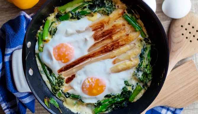 Huevos al horno con espárragos para diabéticos